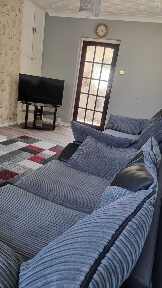 Doncaster-house-sleeps8-parking-garden