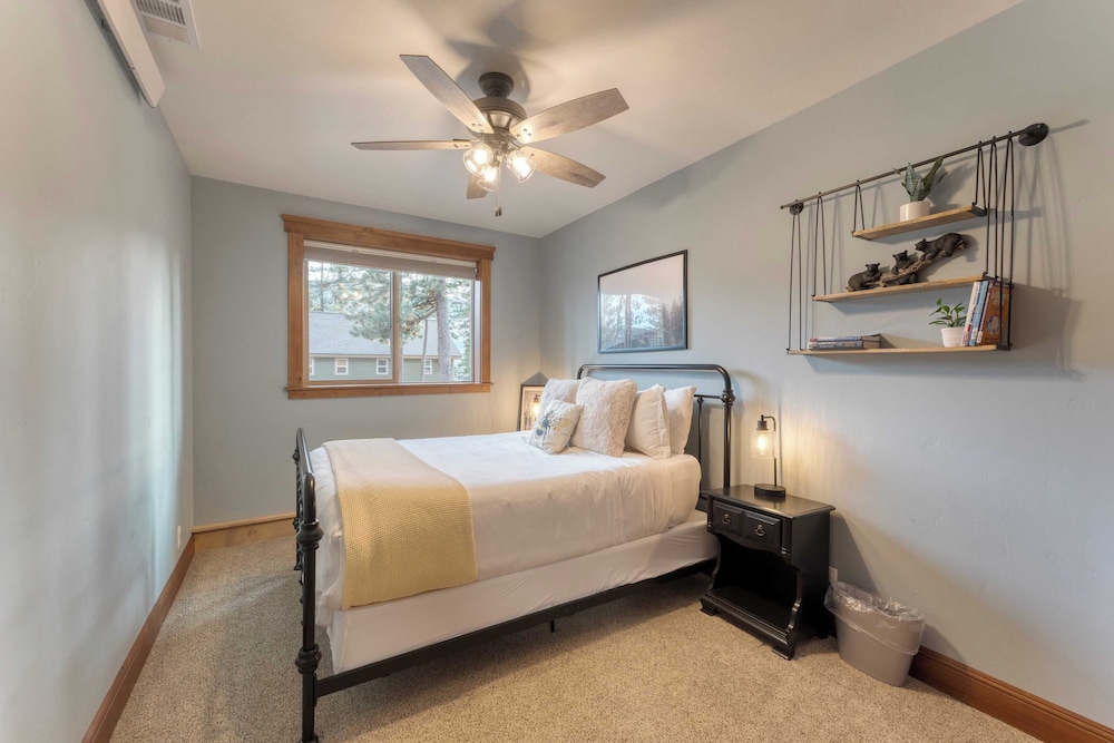 Denton by Avantstay Hot Tub, Deck w/ Fire Pit Near Skiing & Lake!