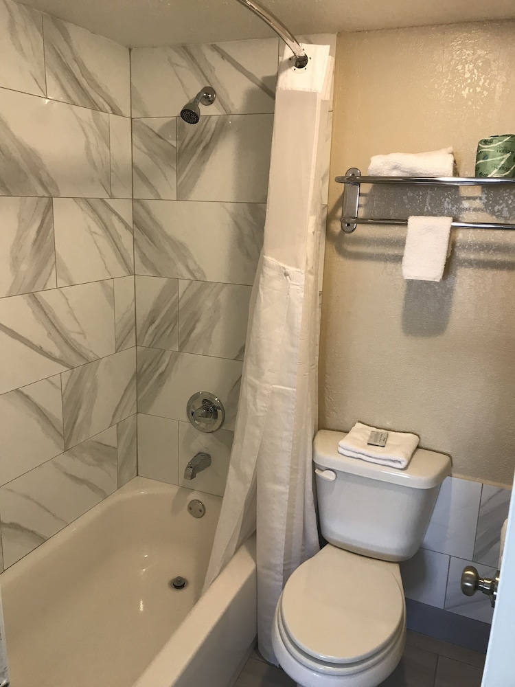 Hometown Inn & Suites