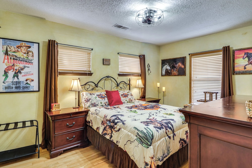 Outdoor Bar & Large Pool: Retro ABQ Retreat!