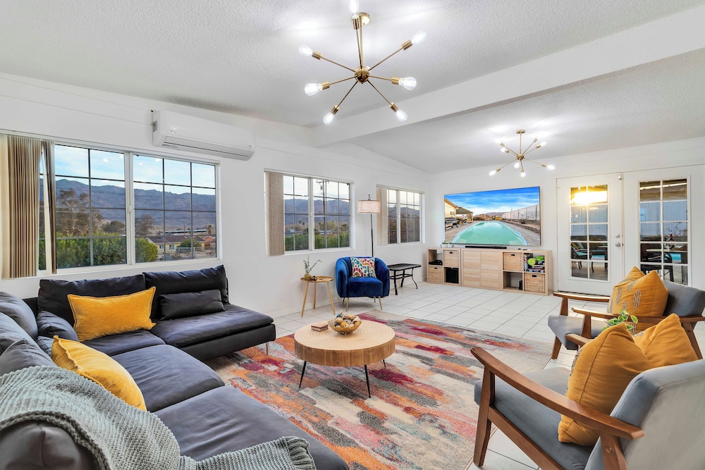 6 Mi to Joshua Tree: Home w/ Outdoor Oasis & View!