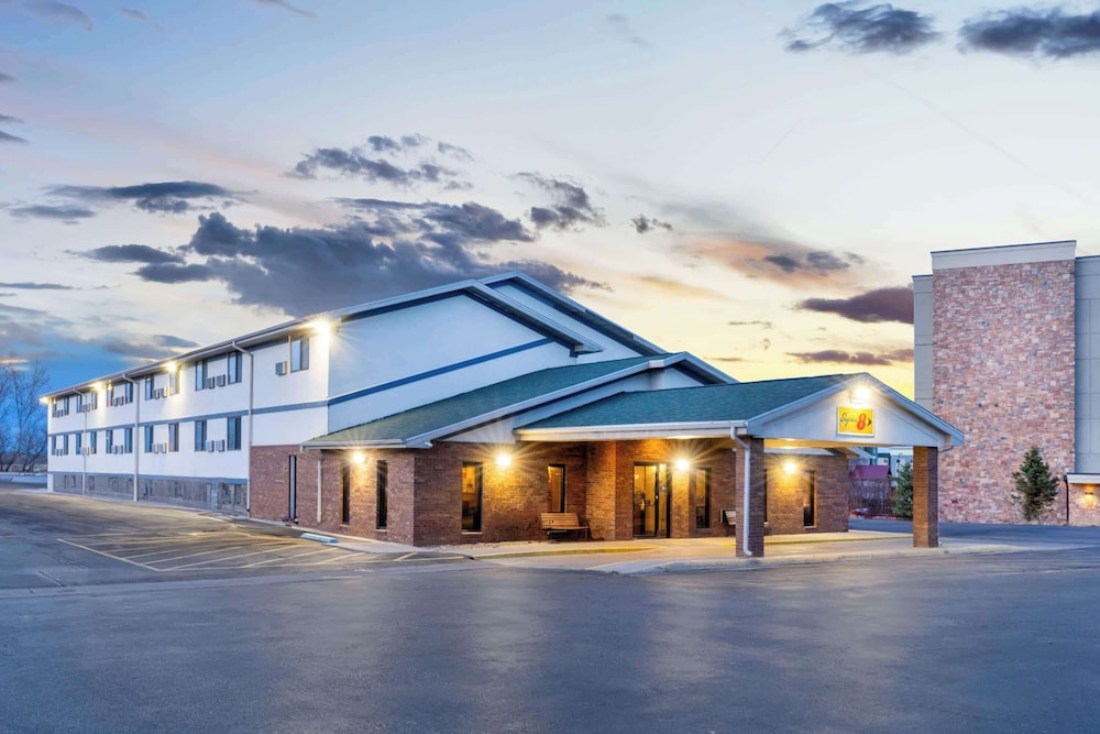 Hotel Super 8 by Wyndham Cheyenne WY - Image 1
