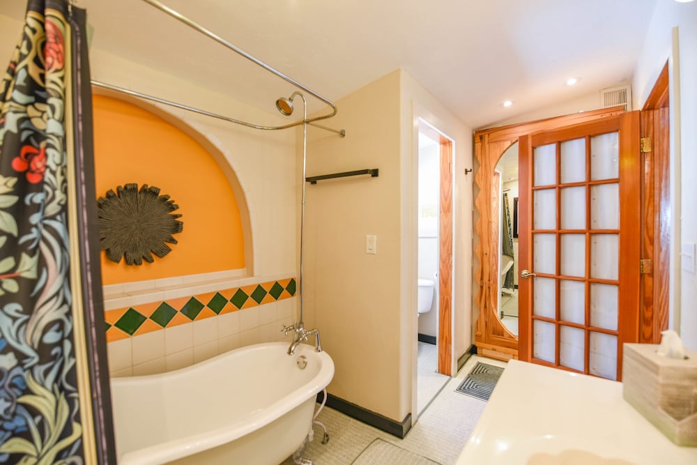 New The Green Pineapple - Balcony on Duval