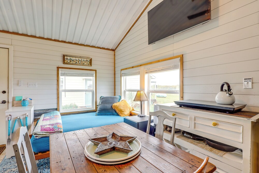 Bunkhouse on Working Texas Ranch w/ Horses & Cows!