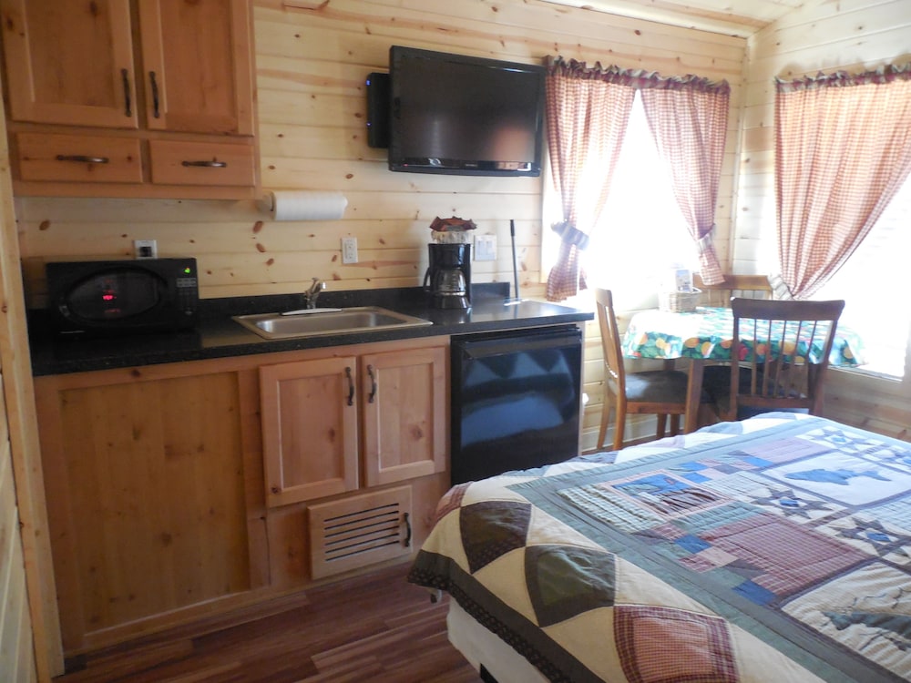 Snake River Cabin Village