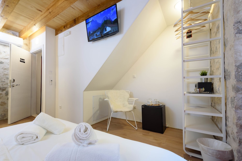Apartments & Rooms Tiramola