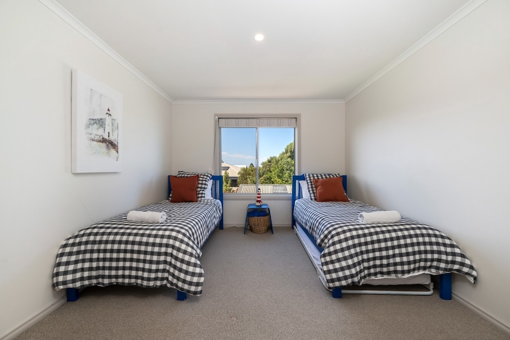 Large Upstairs Family Stay Near Middleton Beaches
