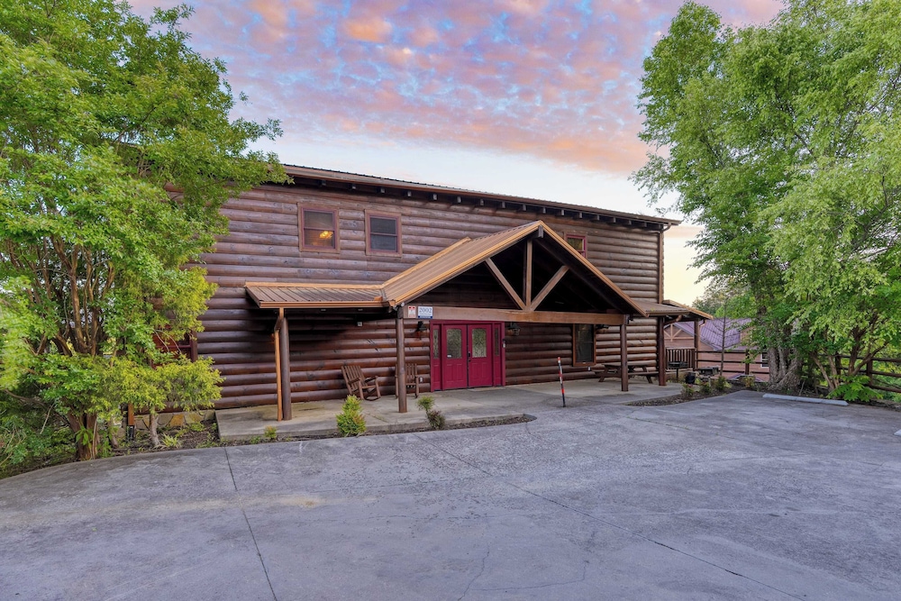 Luxury Cabin w/ Elevator, Theater & Hot Tub Near Dollywood Smoky Vista Lodge