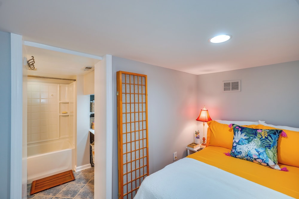 < 1 Mi to Wineries: Quaint & Cozy Waterford Studio