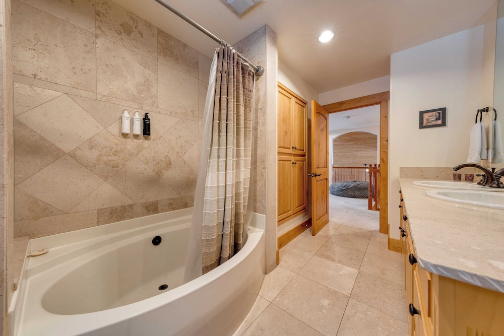 5 Mins to Ski Resort Ping Pong, Pool Table, Deck Donner Ridge by Avantstay