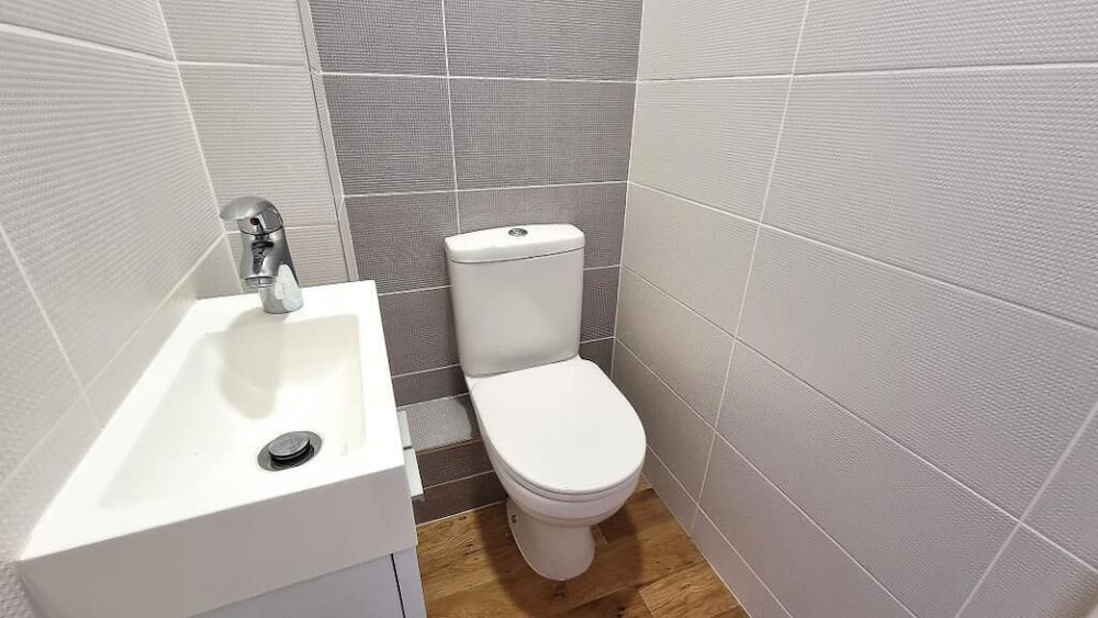 Hull Spacious Apartment 9 view 5