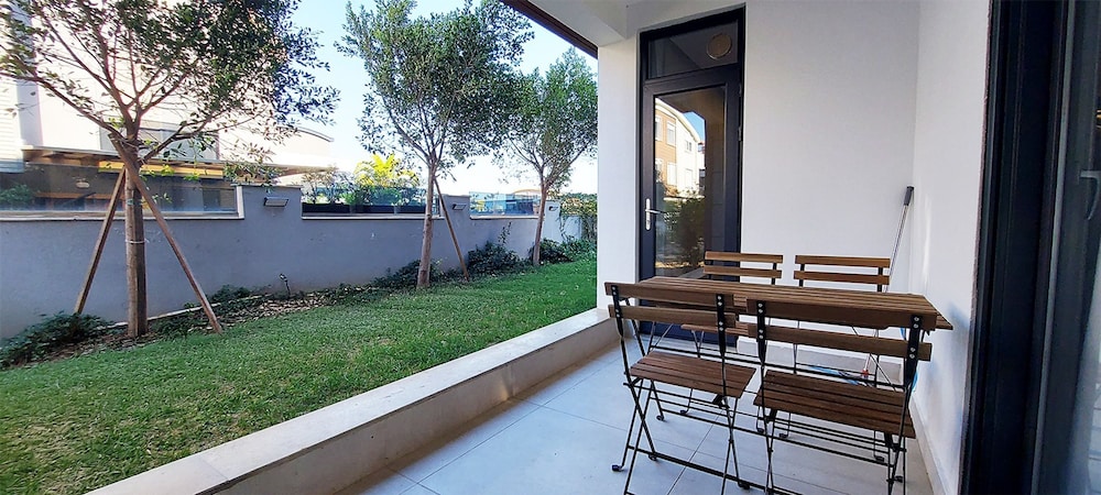 Professionally Maintained Spacious New Suites 2-2