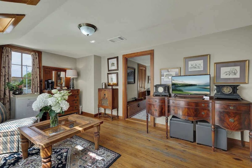Gillespie House-2 Suites-walk to Main St!