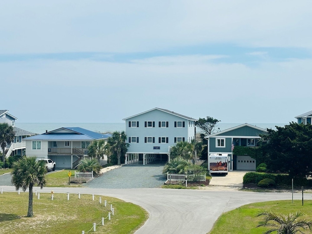 Long Grass 5 Bedroom Home by RedAwning