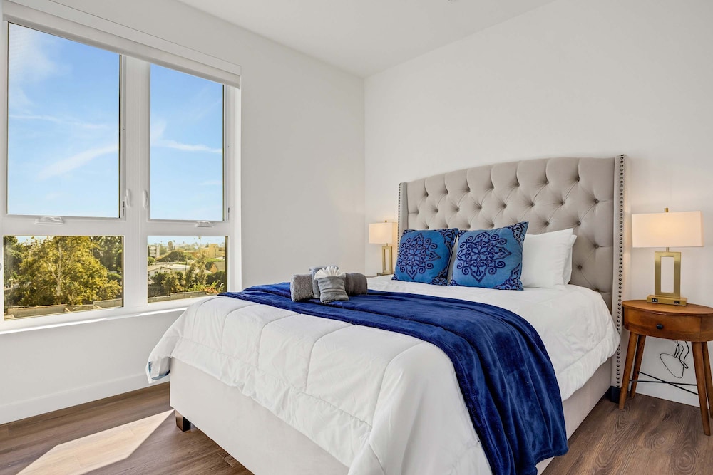 Luxury 2BR Hollywood Pool View by Oneluxstay