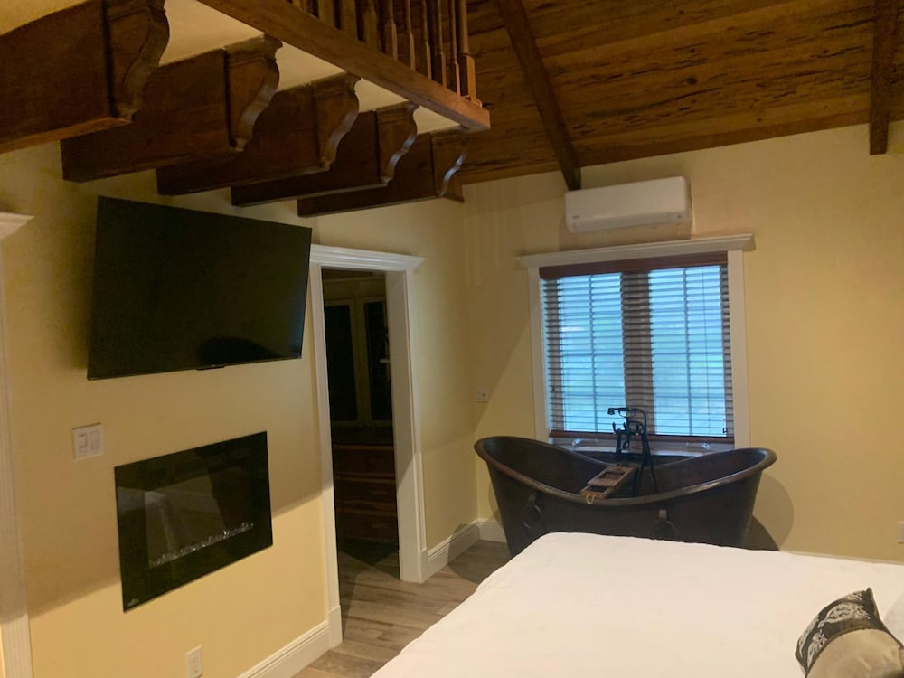 NEW Jungle Paradise Treehouse Suite With Resort Amenities Elevator Access Outdoor Kitchen Lagoon Lazy River Pool RV Hook up