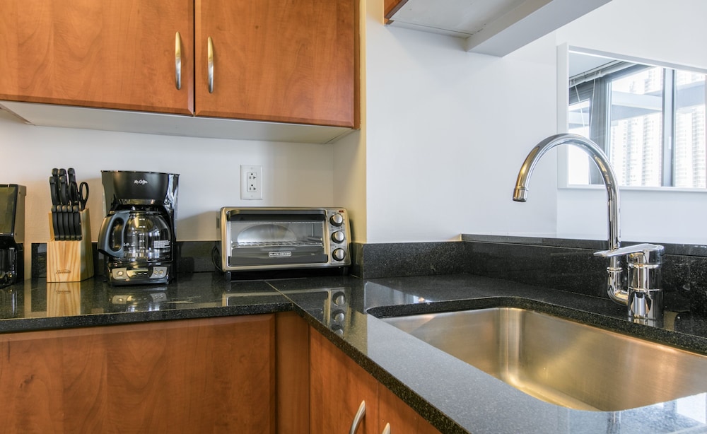 Bright 2 Bedrooms 2 Bathrooms Unit With Balcony