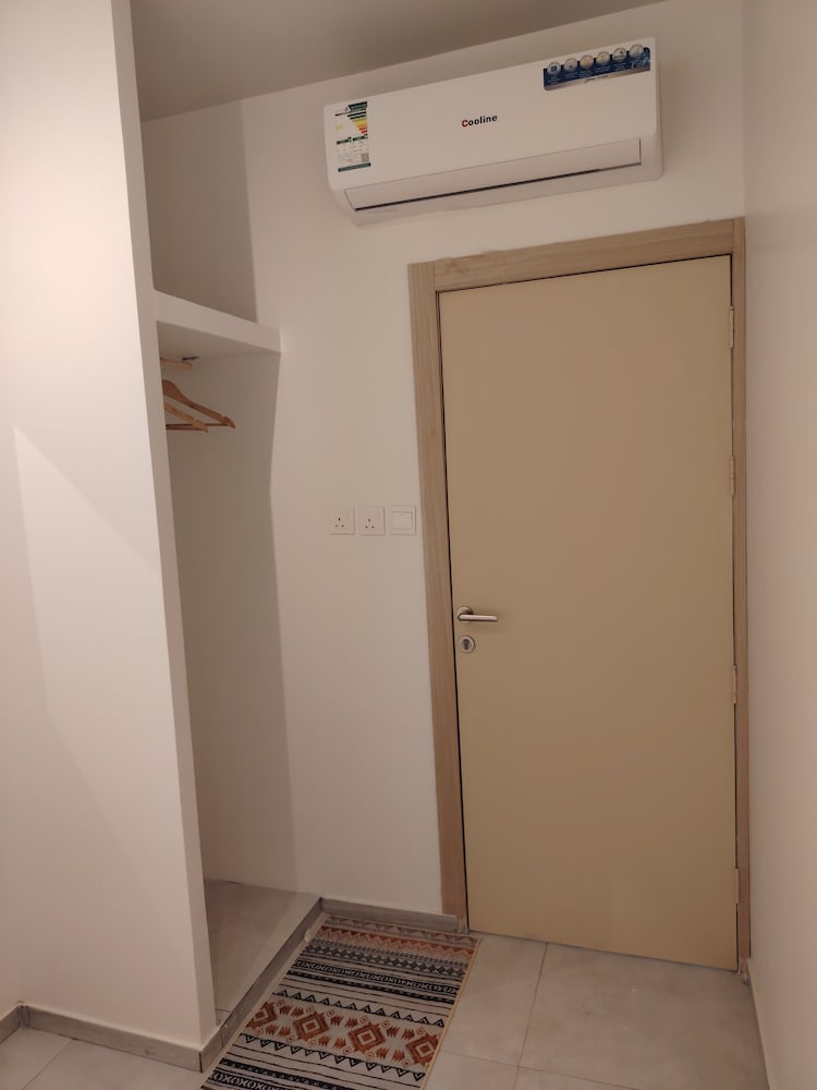 Five Hours Hotel