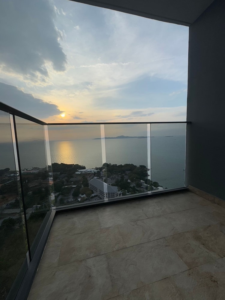 Stunning Sea View Condo -next To Beach