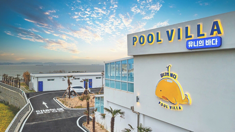 Uni’s Ocean Pool Villa