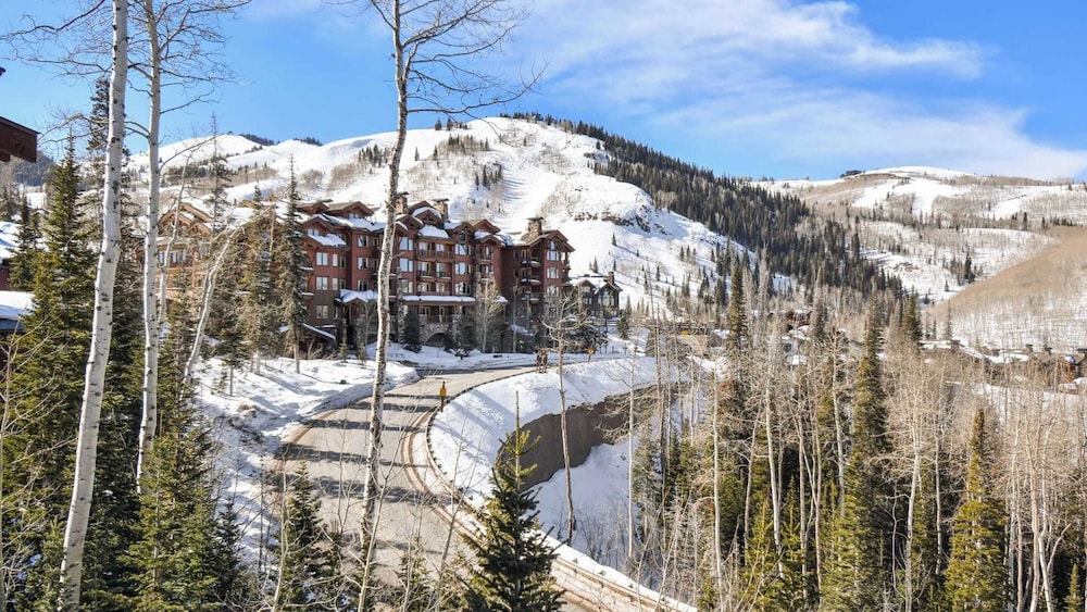 Ski-in Ski-out Deer Valley Hot Tub, Fire Pit, Views Silver Sun by Avantstay