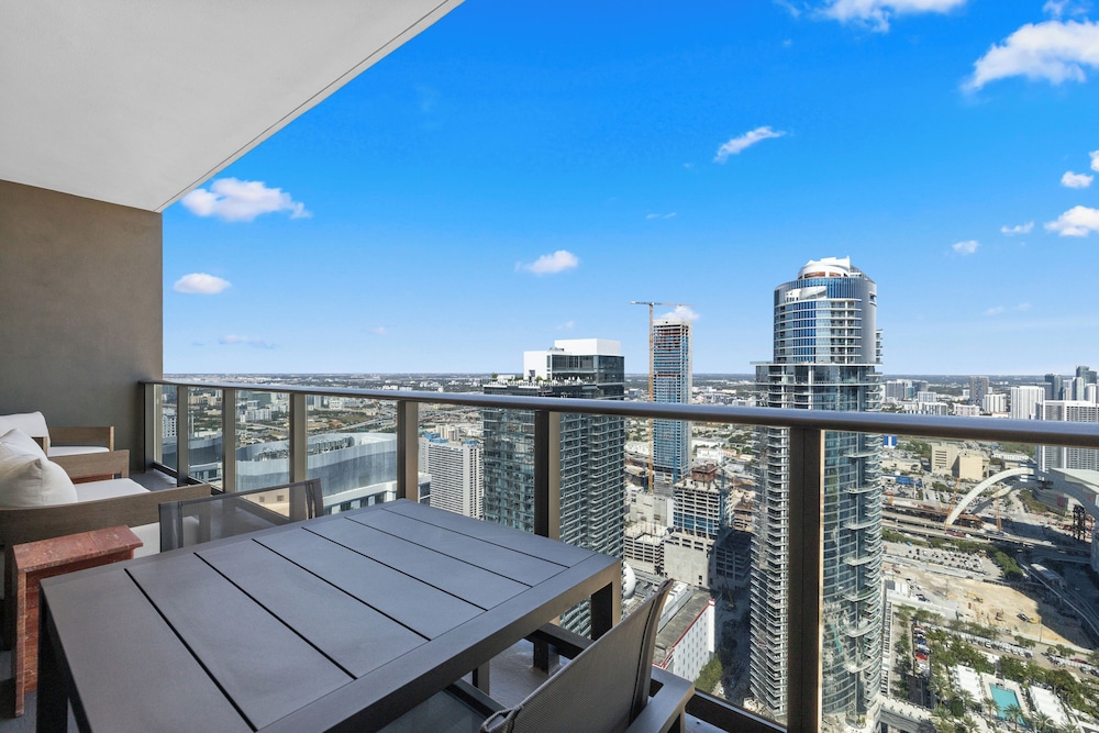Luxury 49FL Condo with City Views