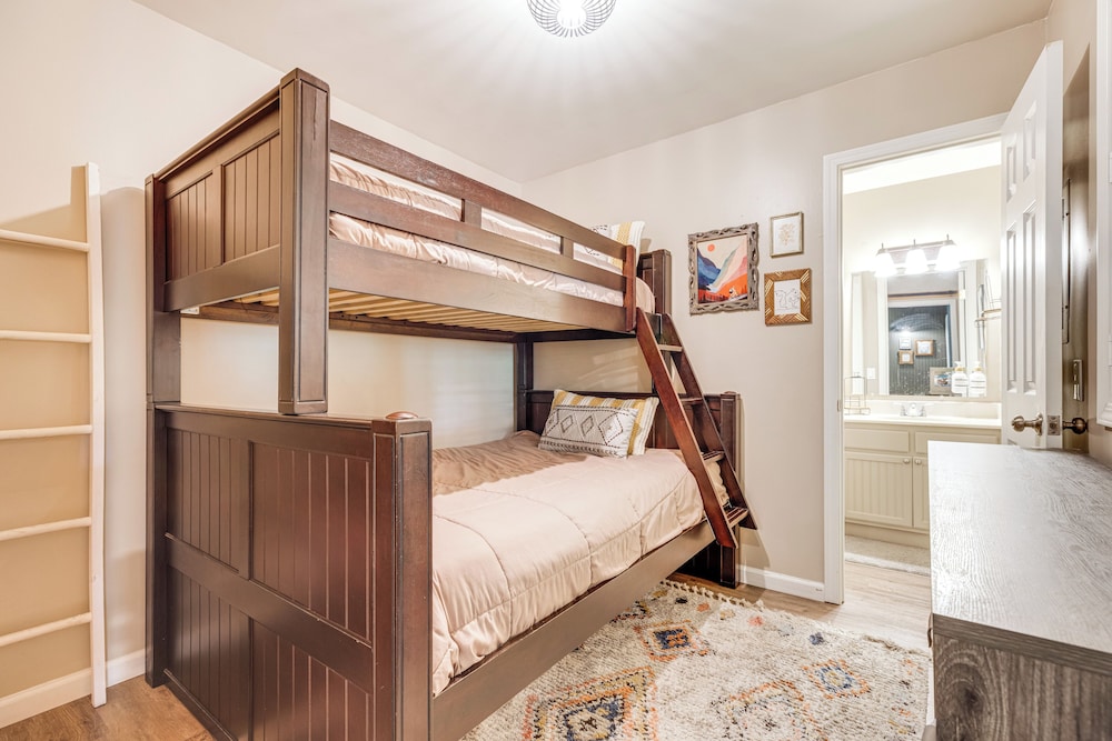 Stroll to The Village: Year-round Family Getaway