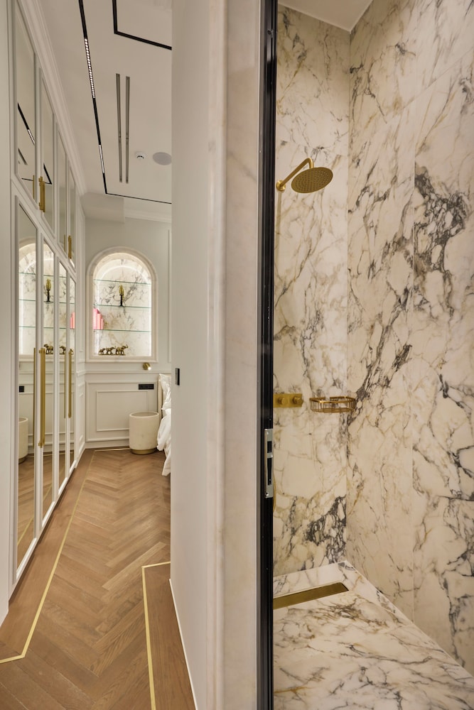 Ermou 99 Intelligent Private Suites