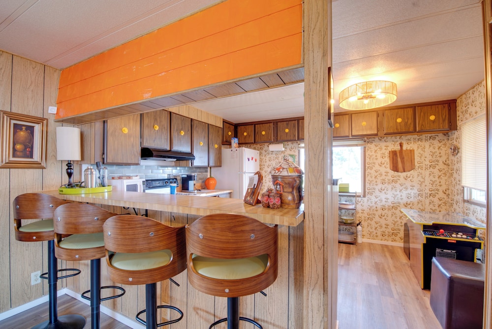 Walk to Beach! Fun Retro Retreat in Ocean Shores