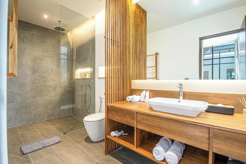 Elegant 6BR Canggu Villa Steps From the Ocean