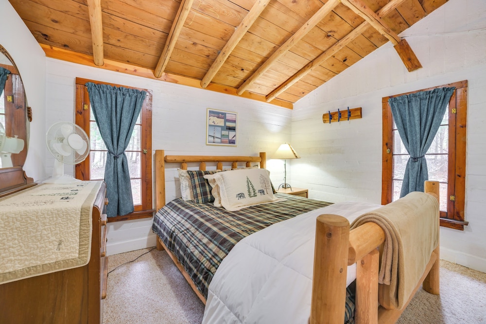 Steps to Beach: Lake Cabin Retreat in Levering!