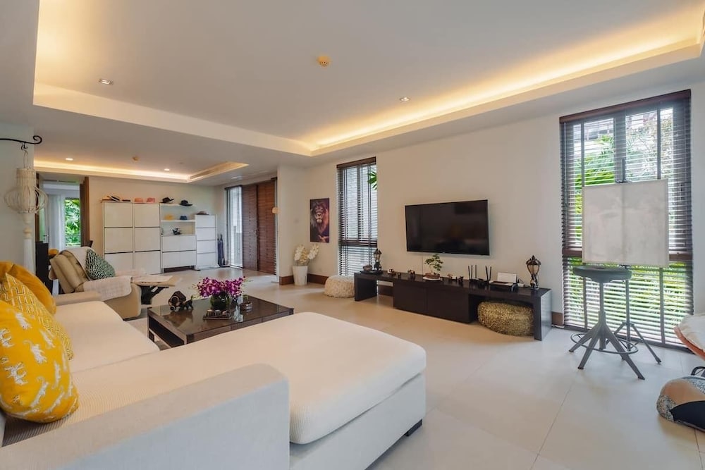 Elegant Beachfront 3BR Condo at Pearl of Naithon