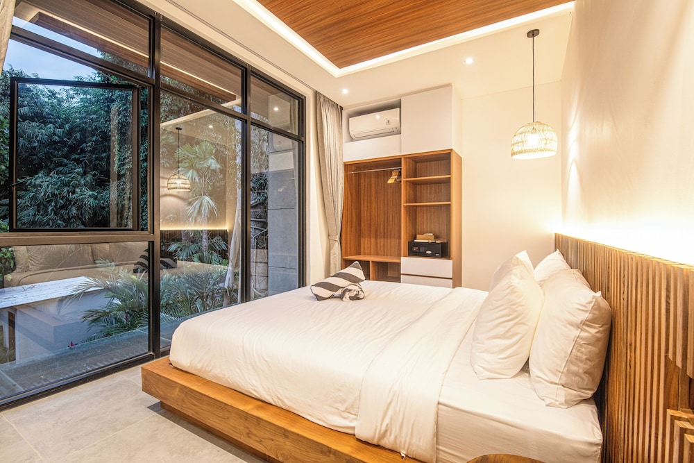 Elegant 5BR Canggu Villa 400m to Pristine Beach
