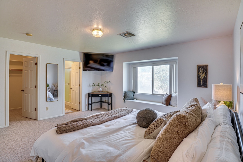 Thatcher Home w/ Fenced Backyard: 3 Mi to Downtown view 5