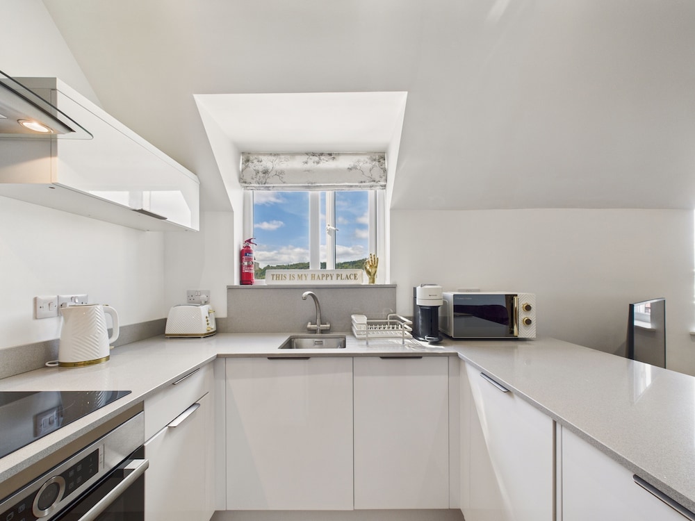 2-bed Central Apartment- Free Private Parking