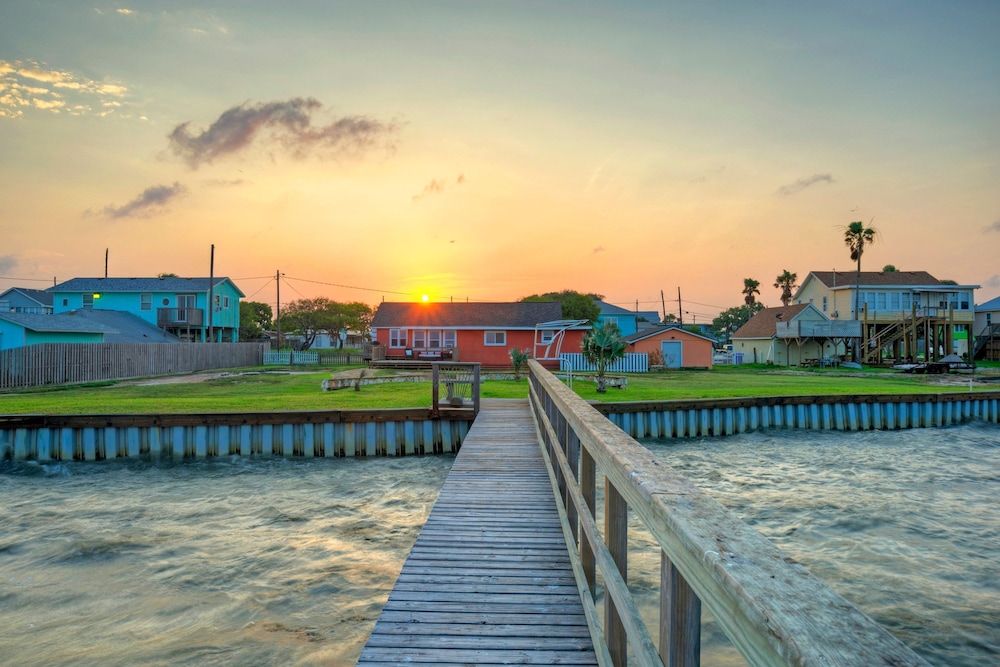 Shore Thing by Avantstay Waterfront Retreat w Private Boat Dock