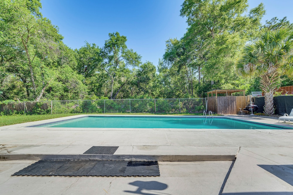 2 Mi to Manatees: Homosassa Home w/ Lanai!