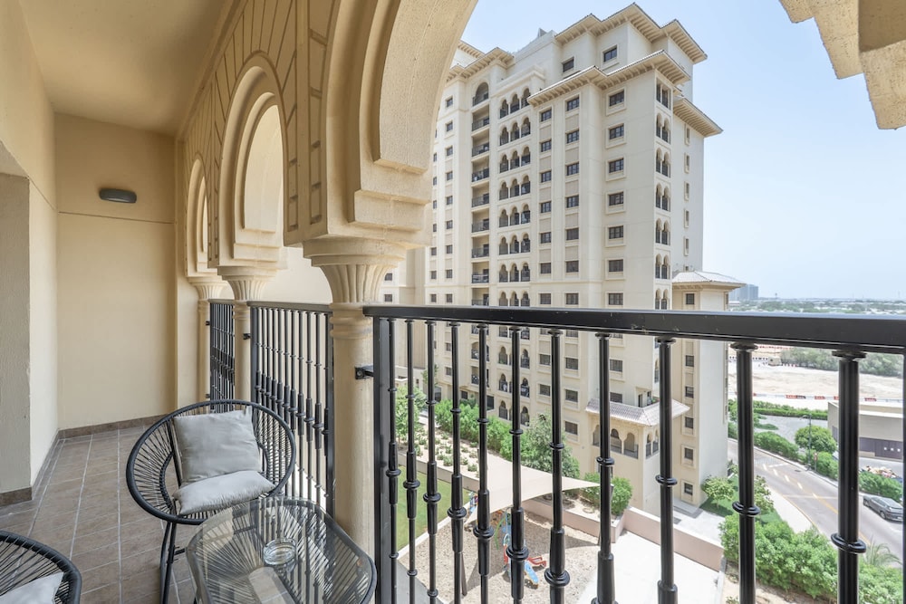 Stylish 1-bedroom Retreat With Pool in Vibrant Jumeirah Golf Estates