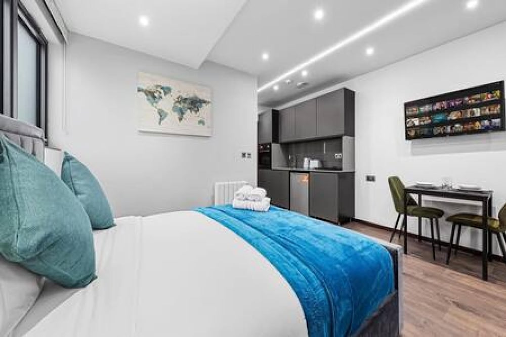 Luxury Spacious 2 Person Suite in North London