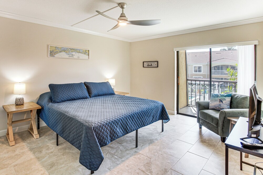8 Mi to Beach: Modern Condo in Fort Myers!