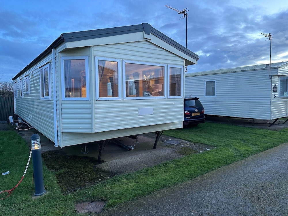 3 Bedroom Caravan - Sleeps 6, Pool & Garden