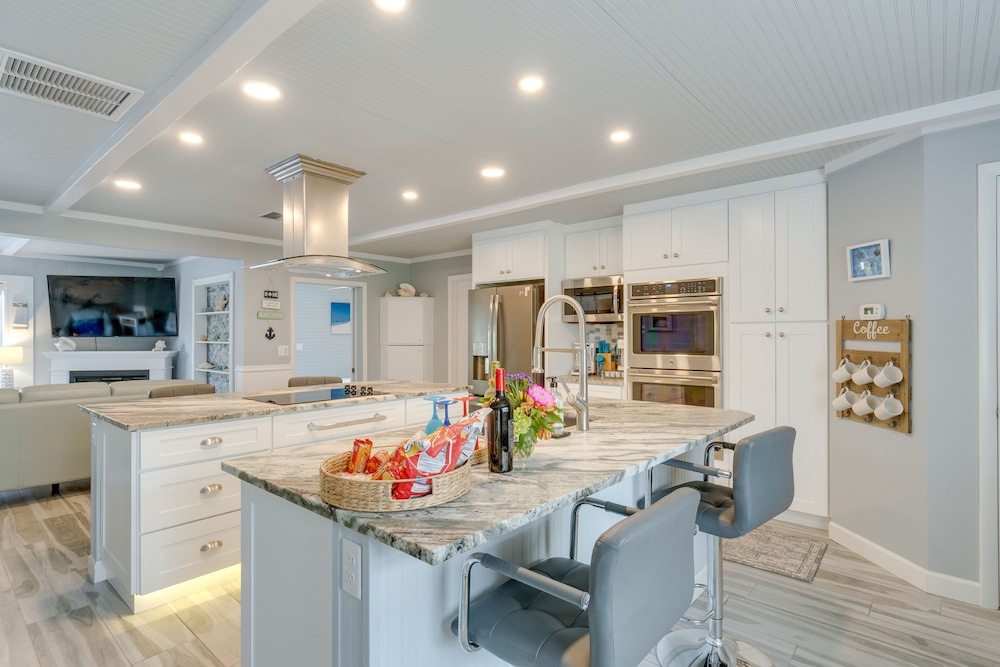 Sarasota Home w/ Pool: 4 Mi to Siesta Key Beach!