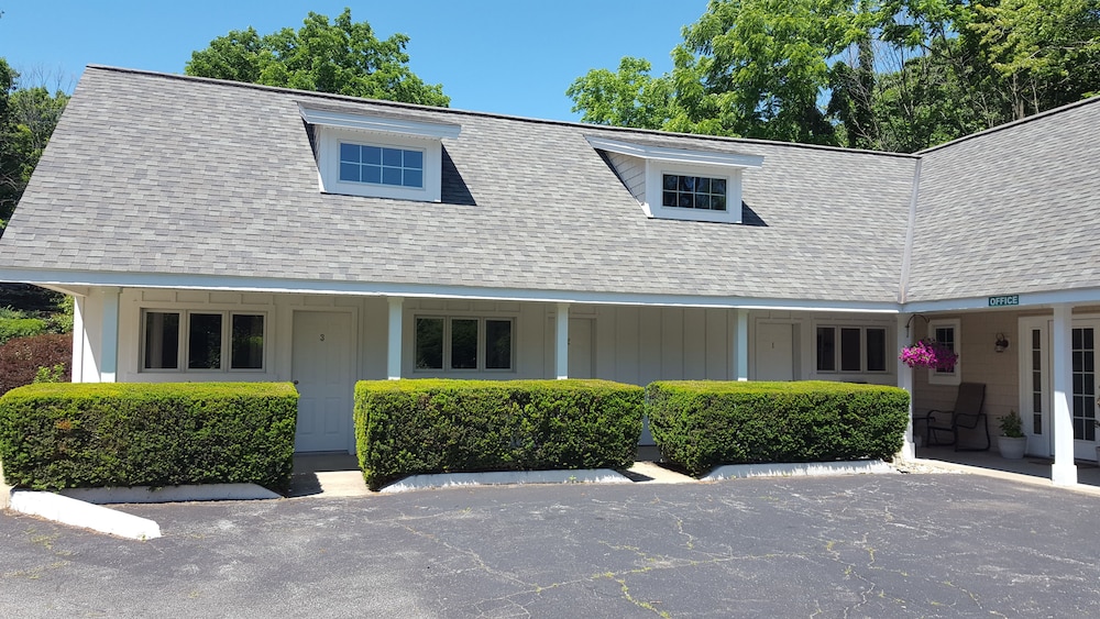 Captain's Quarters Motel - Property Image 17