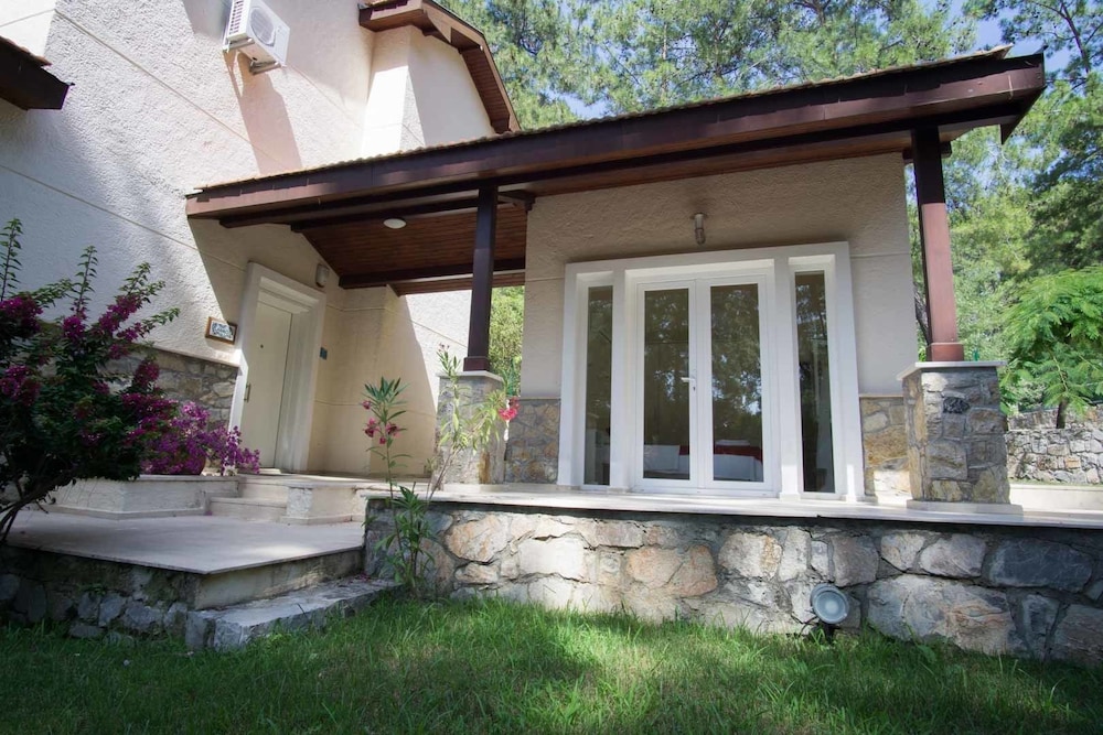 Larmos Villa