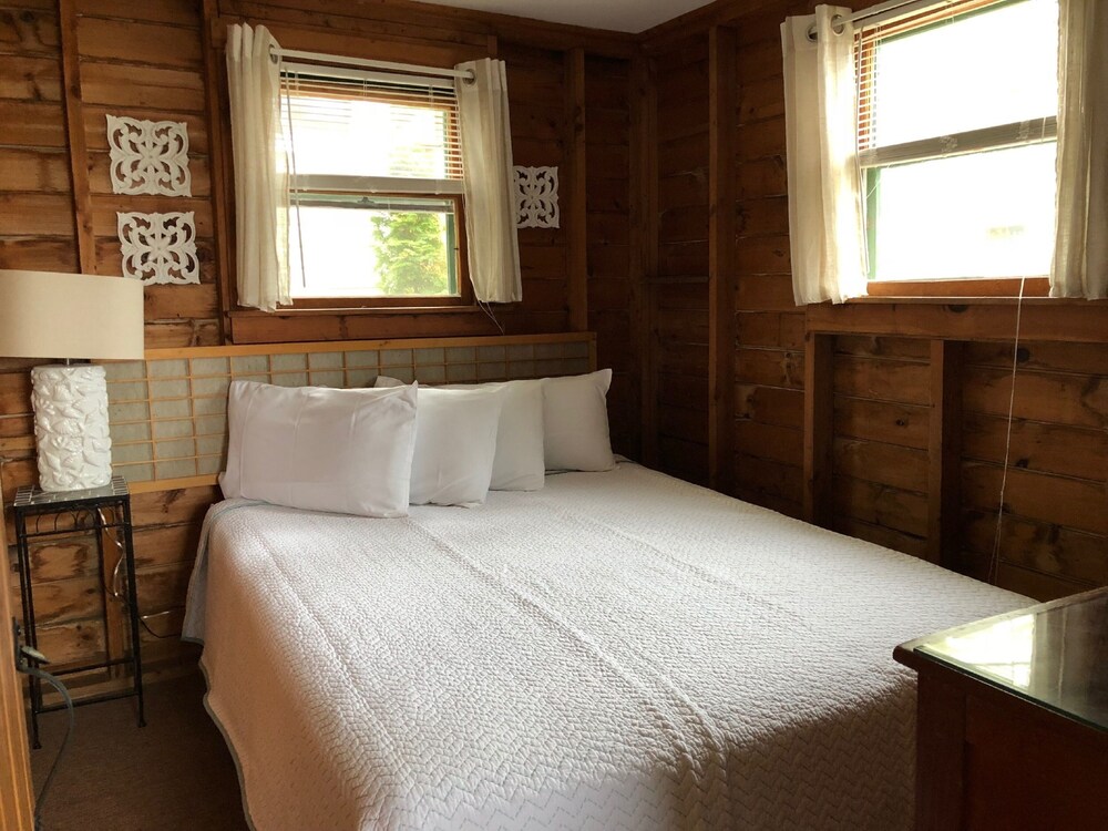 Lakeview House & Cottages