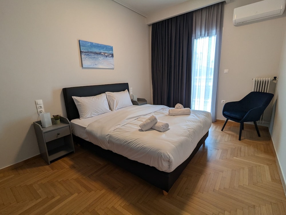 Spacious Seaside Flat at Alimos