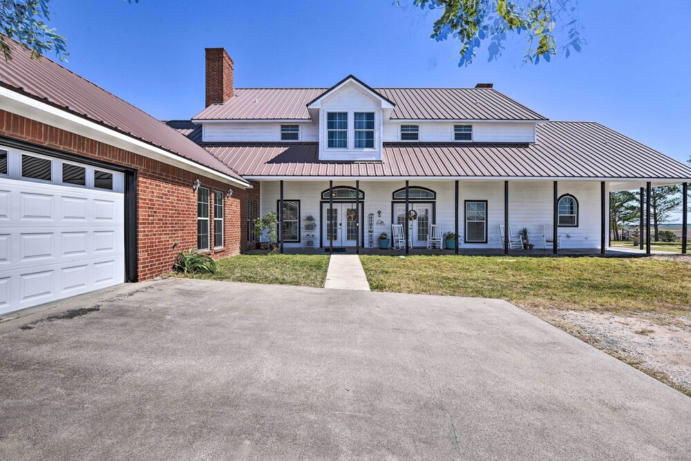 Patio & Covered Porch: Spacious Bellevue Home! view 4