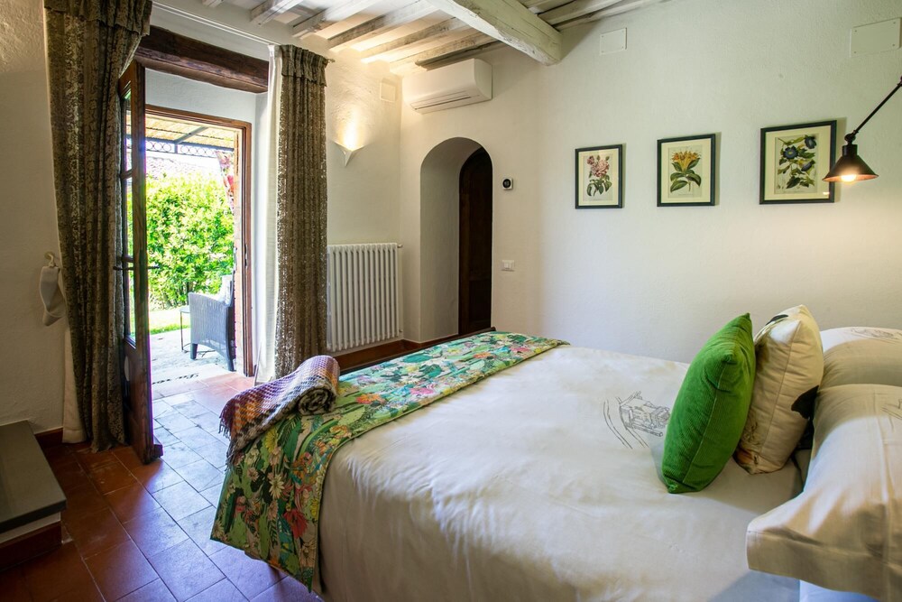 Oliveta a Retreat Surrounded by Olive Trees view 5