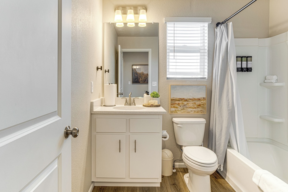 13 Mi to Dtwn Denver: Spacious Home w/ Balcony!