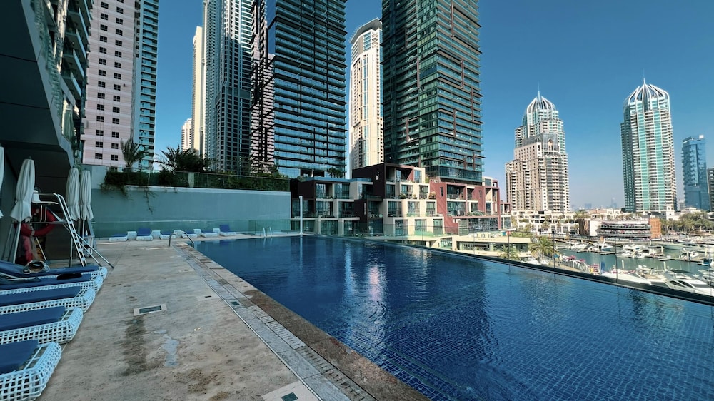 Stunning 1-bed in the Iconic Cayan Tower